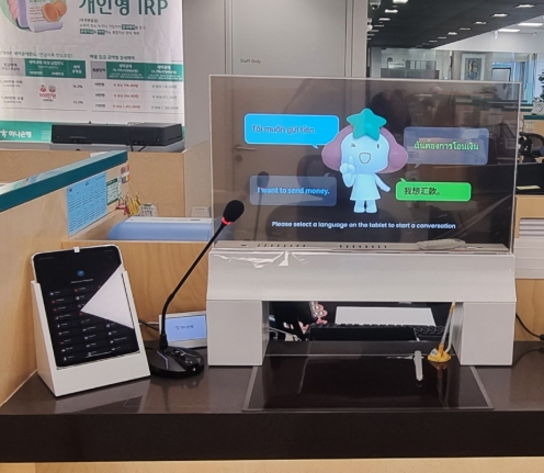 30인치 투명OLED 실시간번역솔루션(AI-RTT) 데스크스탠드타입