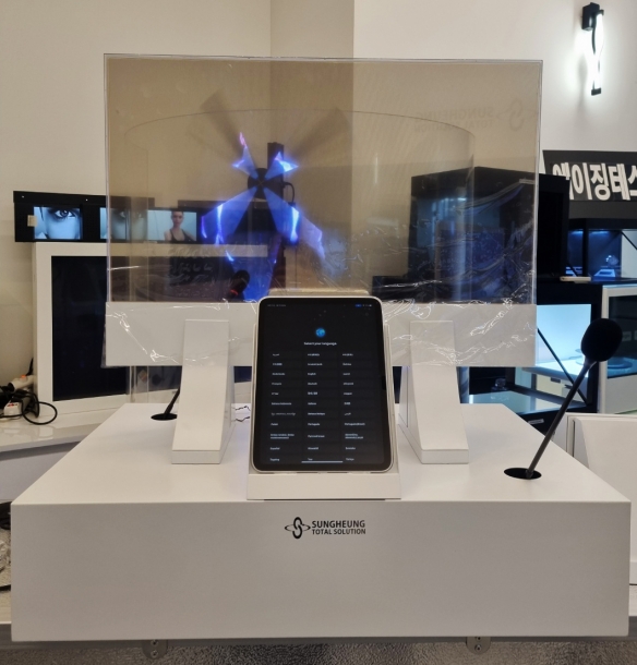 30인치 투명OLED 실시간번역솔루션(AI-RTT) 고정형데스크타입